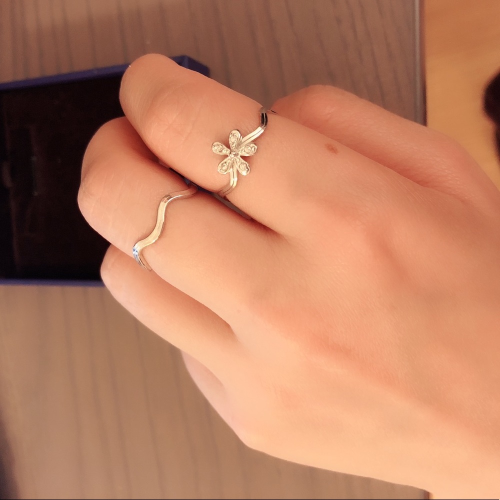 A set of two waved rings. Size 8.